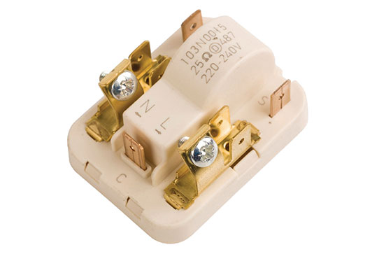 Замена пускозащитного реле холодильника в Рузе